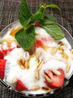 Una foto de Fresas con yogur y miel