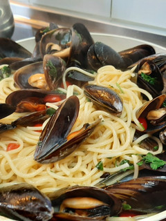 Una foto de Espaguetis napolitanos con mejillones express