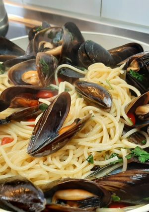 Una foto de Espaguetis napolitanos con mejillones express