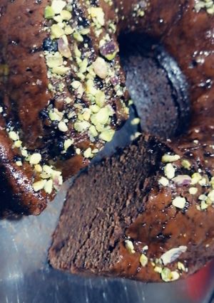 صورة لوصفة كيكة الشوكولاتة بالفستق الحلبي 🥳🖤