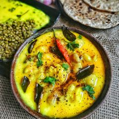 A picture of Kadhi pakoda.