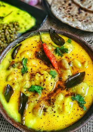 A picture of Kadhi pakoda.