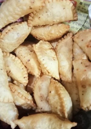 गुजिया (gujiya recipe in Hindi) रेसिपी मुख्य फोटो