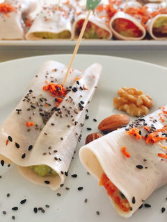 Una foto de Rollitos de pavo con guacamole casero de frutos secos