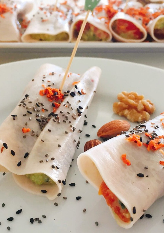 Una foto de Rollitos de pavo con guacamole casero de frutos secos