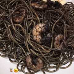 Una foto de Espaguetis integrales con gambas y tinta de calamar