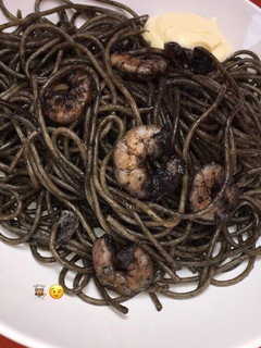 Una foto de Espaguetis integrales con gambas y tinta de calamar