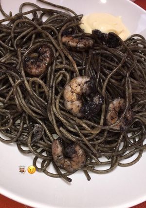 Una foto de Espaguetis integrales con gambas y tinta de calamar
