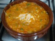 Una foto de cazuela de salmón con mariscos