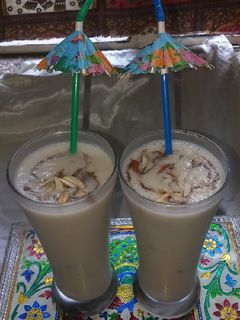 બનાના આલમંડ સ્મૂધી (Banana Almond Smoothie Recipe In Gujarati) રેસીપી મુખ્ય ફોટો