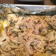 Pescado Corvina Acostada en cama de Papas y arropada con aros de Cebolla