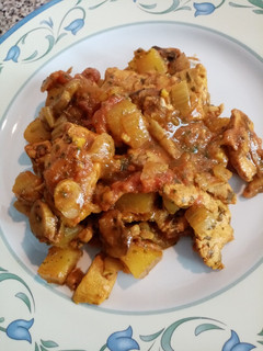 Una foto de Salteado de pechuga con patatas y champiñones