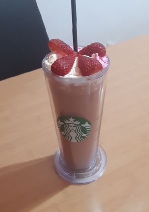 Una foto de Batido de frutilla y arándano