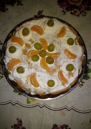 O poză a rețetei Tort cu frișcă și fructe.