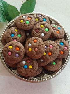عکسی از دستور کوکی شکلاتی با تزیین اسمارتیز 🍪