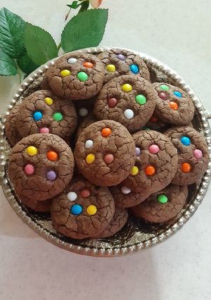 عکسی از دستور کوکی شکلاتی با تزیین اسمارتیز 🍪