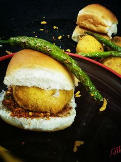 वडा पाव (vada pav recipe in hindi) रेसिपी मुख्य फोटो