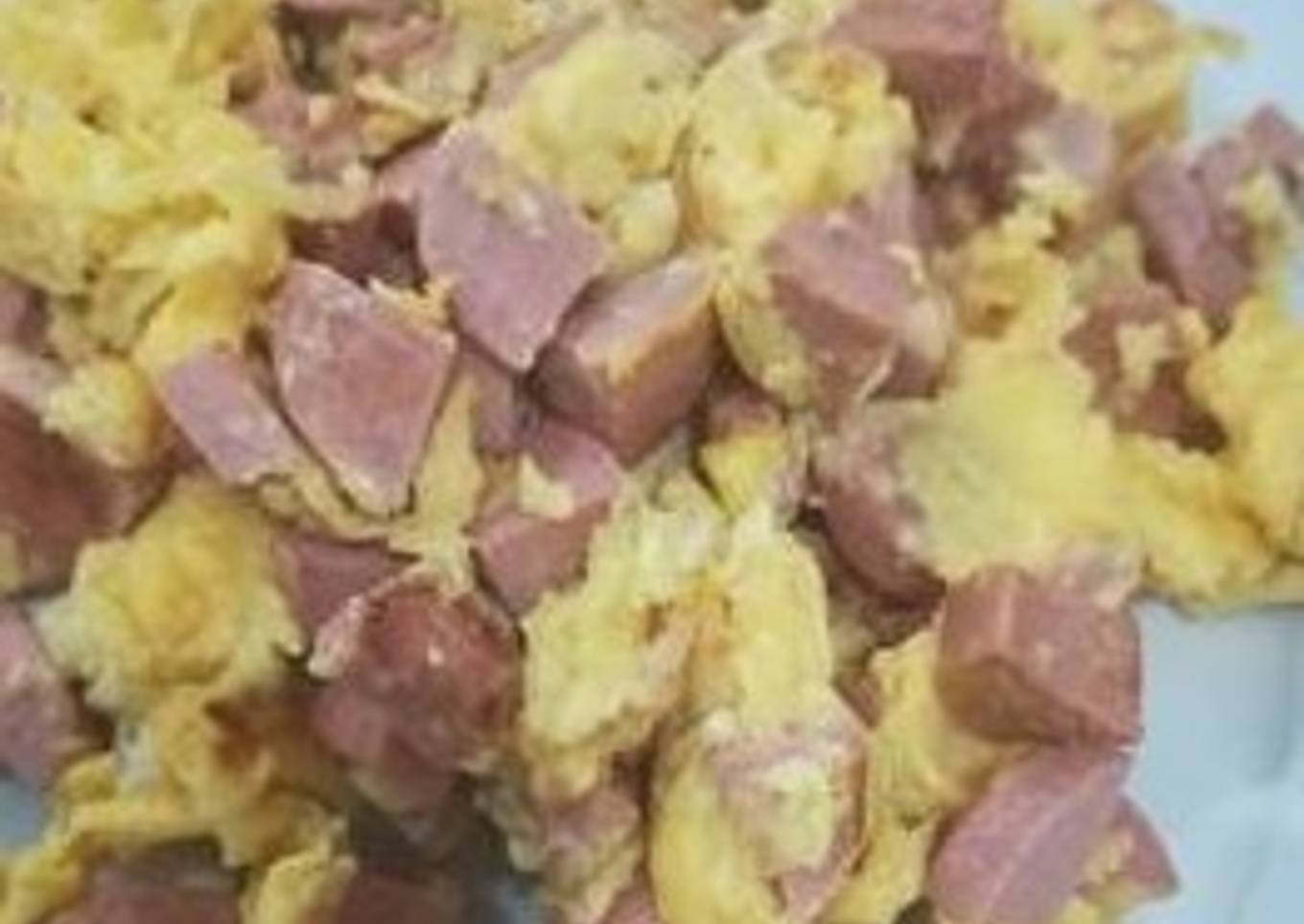 Huevo con salchichas