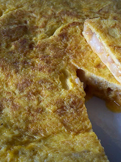 Una foto de Tortilla de alubias y butifarra de huevo