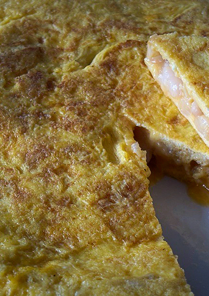 Una foto de Tortilla de alubias y butifarra de huevo