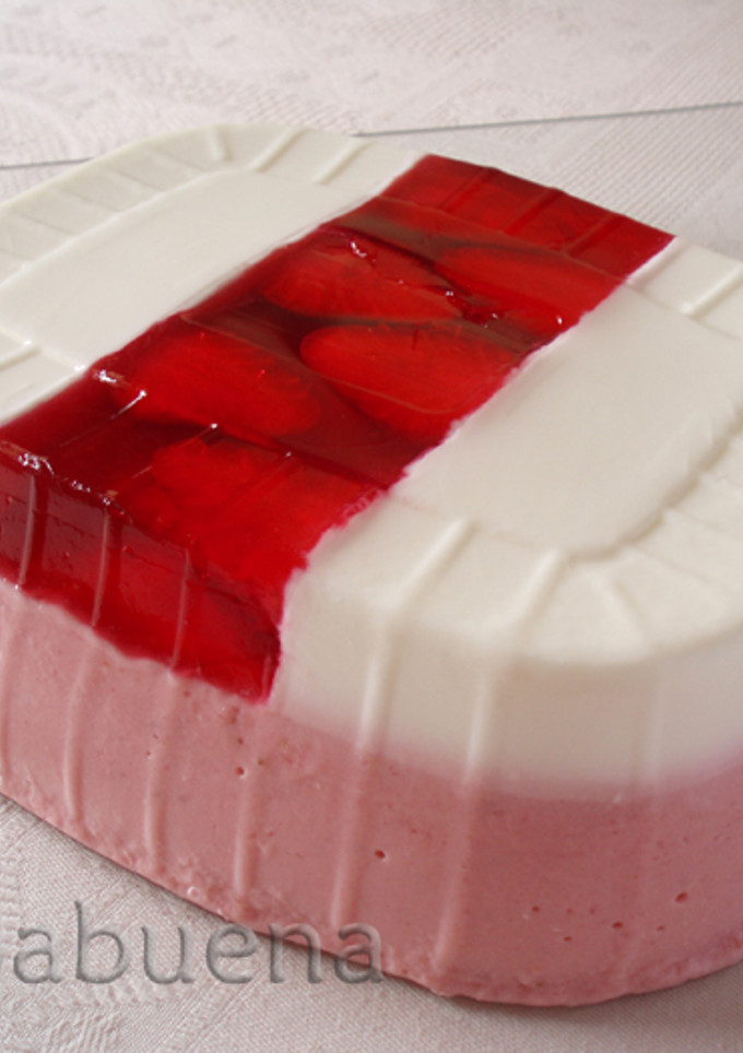 Una foto de Panna cotta de fresas y yogur griego