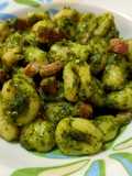Gnocchi di patate con pesto di rucola homemade e speck