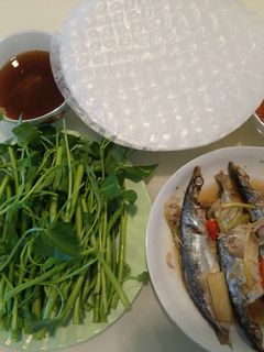 Hình của món Cá nục hấp cuốn bánh tráng.