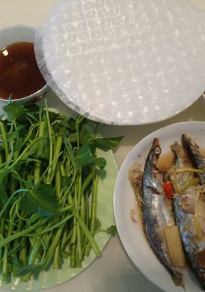 Hình của món Cá nục hấp cuốn bánh tráng.