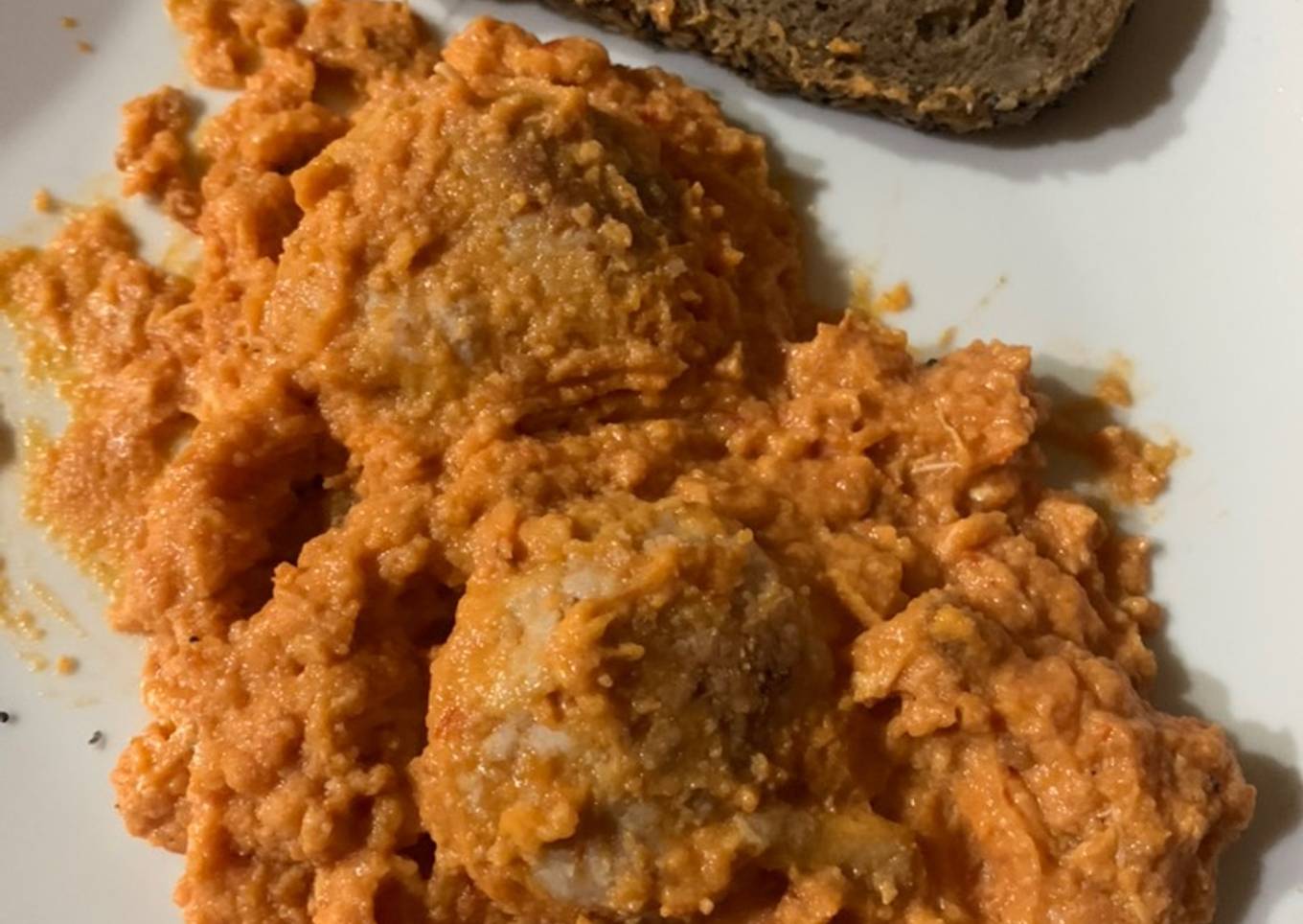 Albóndigas de pavo/pollo con salsa de tomate y huevo