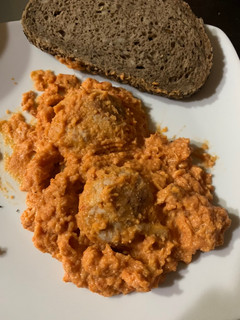 Una foto de Albóndigas de pavo/pollo con salsa de tomate y huevo