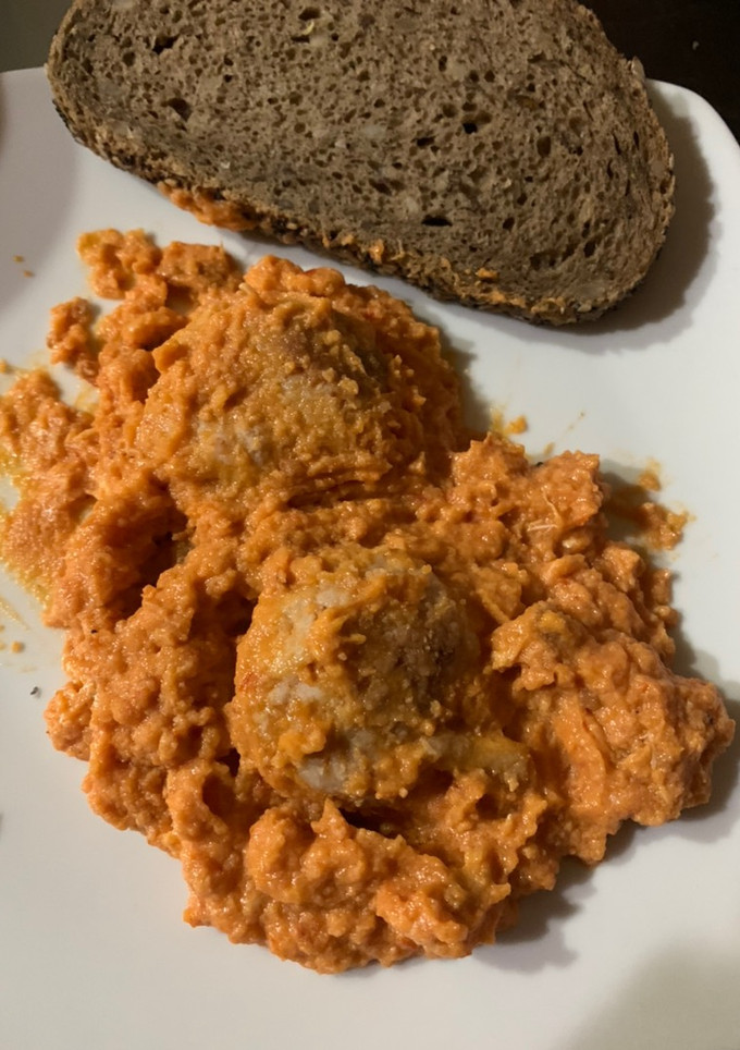 Una foto de Albóndigas de pavo/pollo con salsa de tomate y huevo