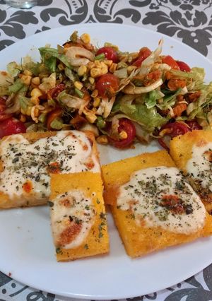 Una foto de Polenta cuadrada al horno