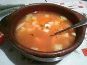 Una foto de caldo tlalpeño