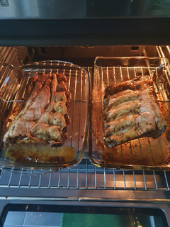 Una foto de Costillar al horno con barbacoa y miel
