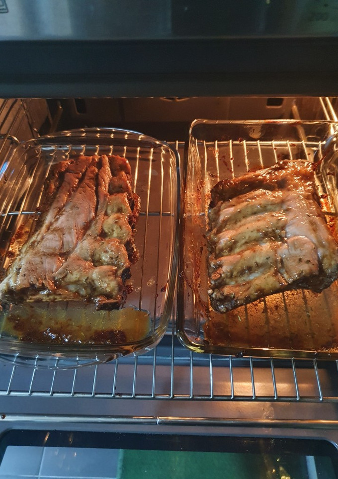 Una foto de Costillar al horno con barbacoa y miel