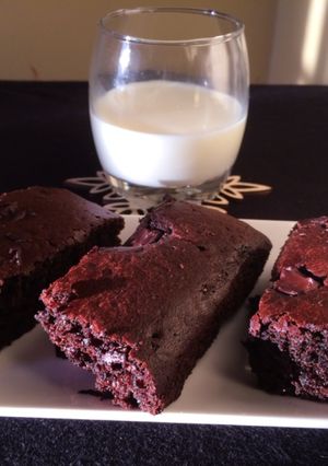 A picture of Chocolate chunk brownies.