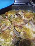 Chuletas de cerdo en salsita verde y arroz blanco para acompañar