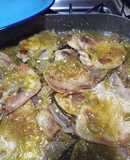 Chuletas de cerdo en salsita verde y arroz blanco para acompañar