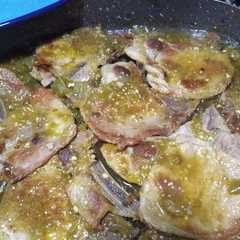 Una foto de Chuletas de cerdo en salsita verde y arroz blanco para acompañar