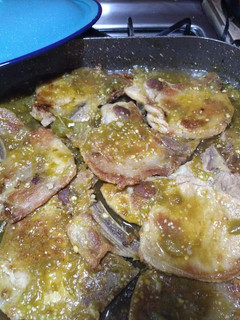 Una foto de Chuletas de cerdo en salsita verde y arroz blanco para acompañar