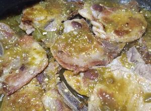 Una foto de Chuletas de cerdo en salsita verde y arroz blanco para acompañar
