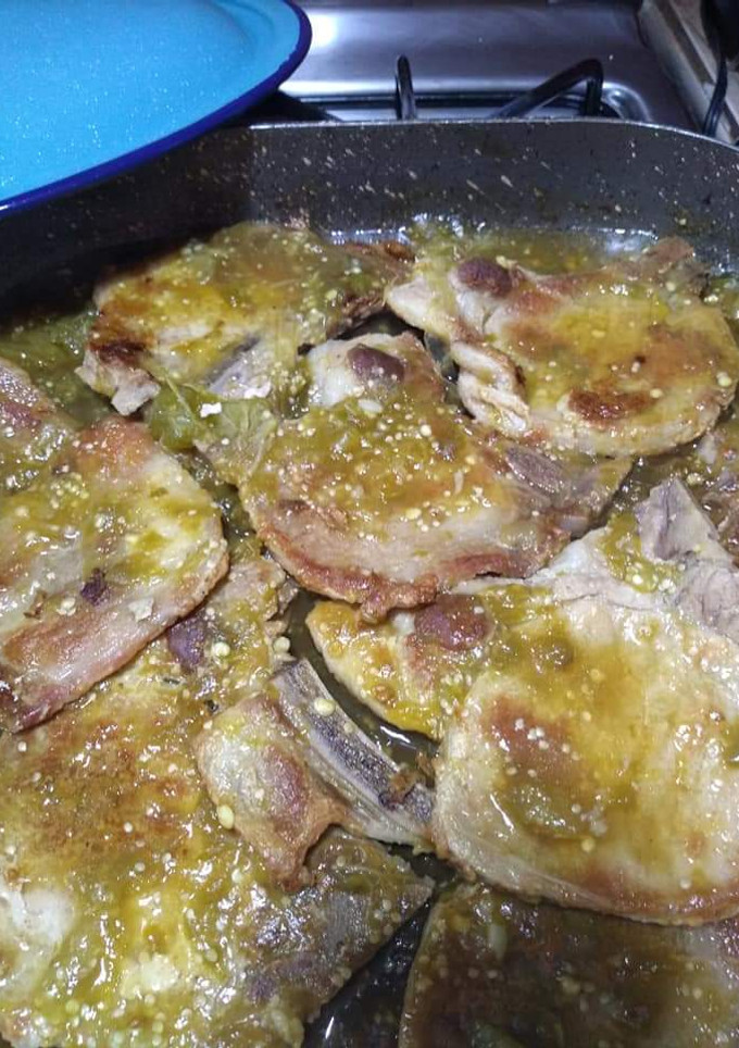 Una foto de Chuletas de cerdo en salsita verde y arroz blanco para acompañar
