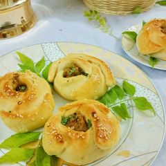 A picture of Chicken stuffed Rose bun.