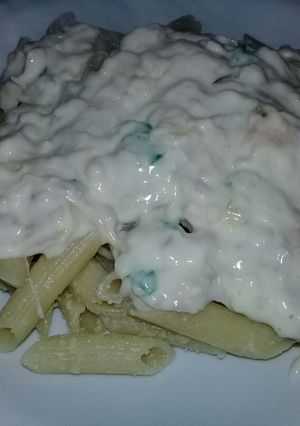 Una foto de Mostacholes con salsa blanca 🍽🍷