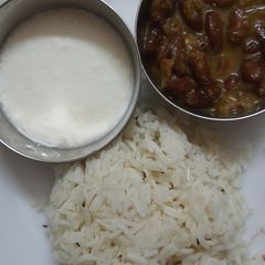 A picture of Rajma and jeera rice with curd.