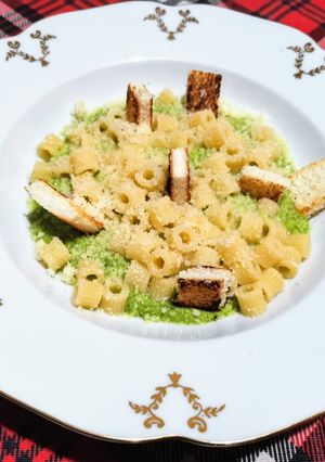 Foto di Ditali rigati su letto di vellutata di zucchine