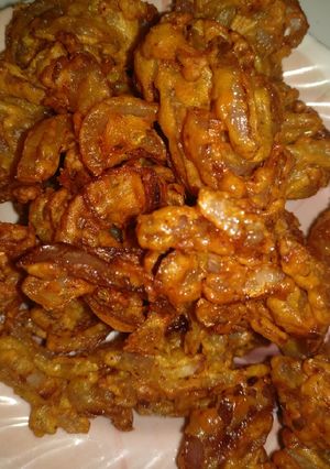 A picture of Recipe of kaanda bhajiyas with green chillies,indian snakes.