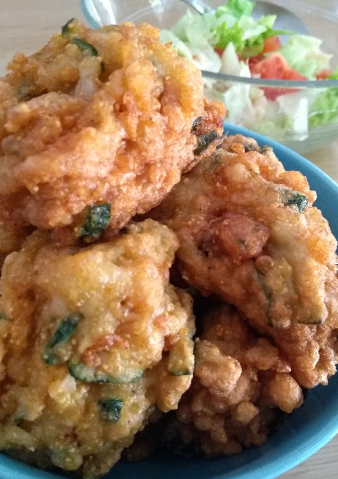Una foto de Buñuelos de calabacines con harina de maíz