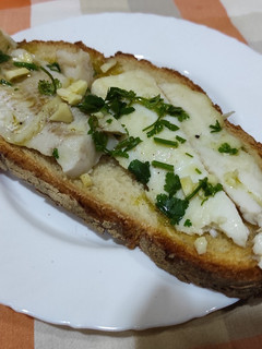 Una foto de Tostada de filete de merluza con ajo y perejil
