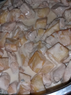 Una foto de Pechugas de pollo con crema y papas fritas 👏